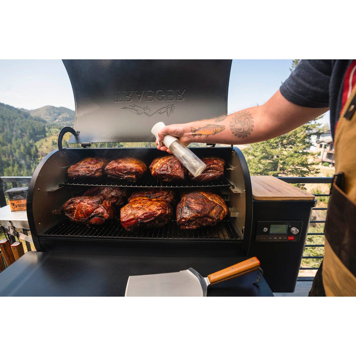 Traeger Ironwood 885 Pellet Smoker Bundle EA2 Canex